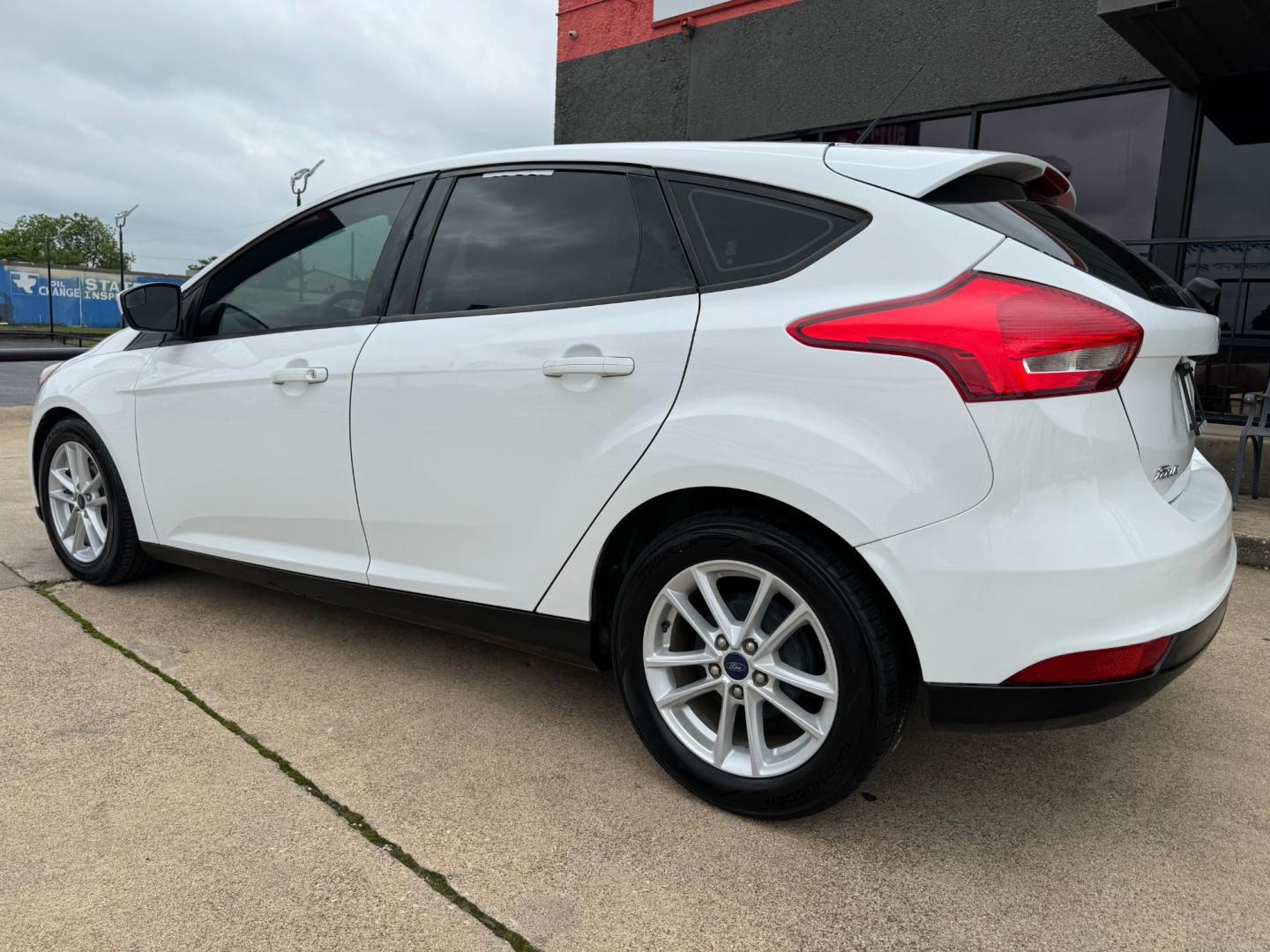 2018 WHITE /Gray FORD FOCUS SE 4dr Hatchback (1FADP3K25JL) with an 2.0L I4 engine, Automatic 6-Speed transmission, located at 5900 E. Lancaster Ave., Fort Worth, TX, 76112, (817) 457-5456, 0.000000, 0.000000 - This is a 2018 Ford Focus SE 4dr Hatchback that is in excellent condition. There are no dents or scratches. The interior is clean with no rips or tears or stains. All power windows, door locks and seats. Ice cold AC for those hot Texas summer days. It is equipped with a CD player, AM/FM radio, AUX p - Photo#6